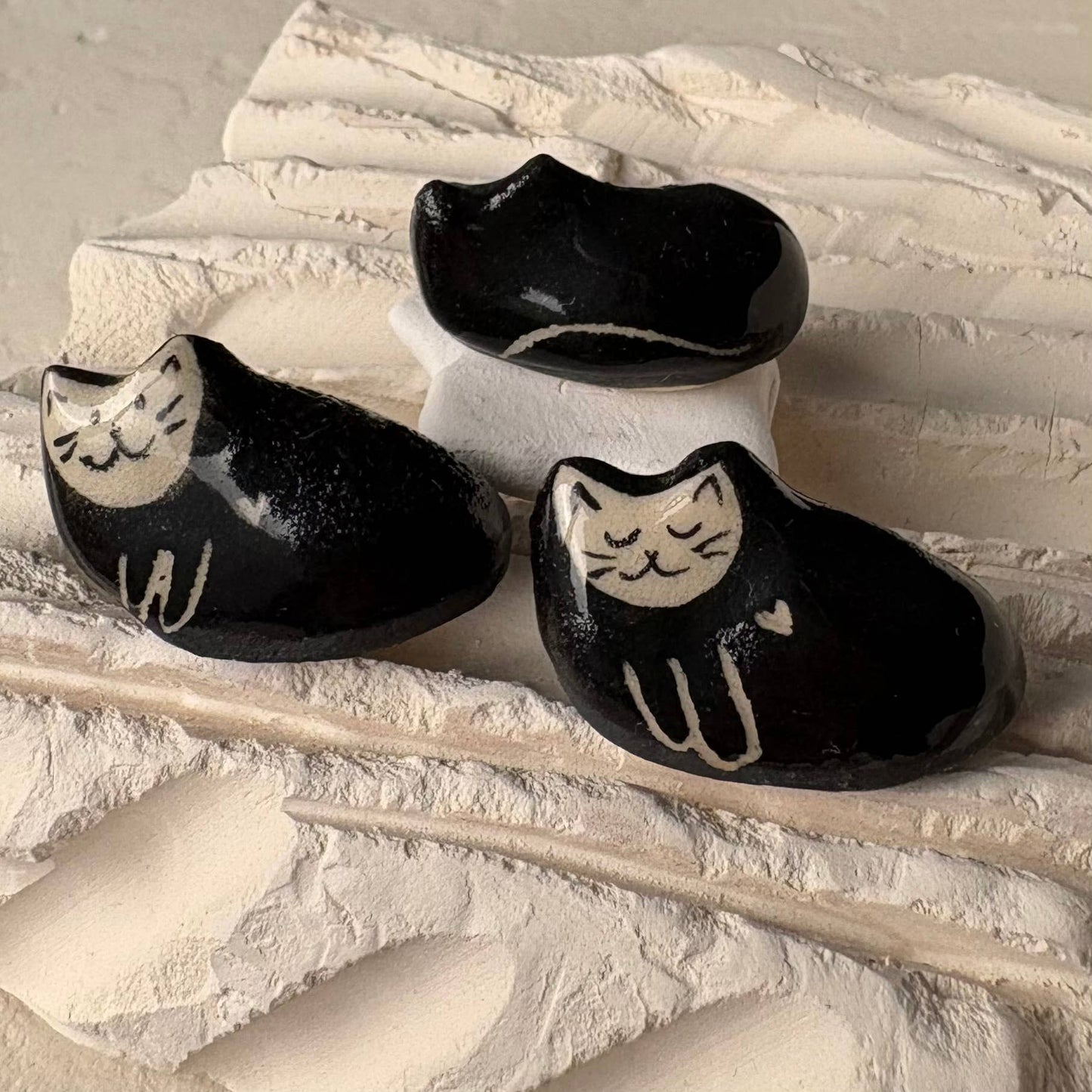 Tiny Hand-Sculpted Ceramic Cats with Heart – Assorted Designs