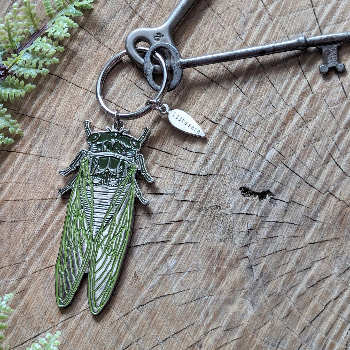 Metal enamel keychain / purse charm | cicada