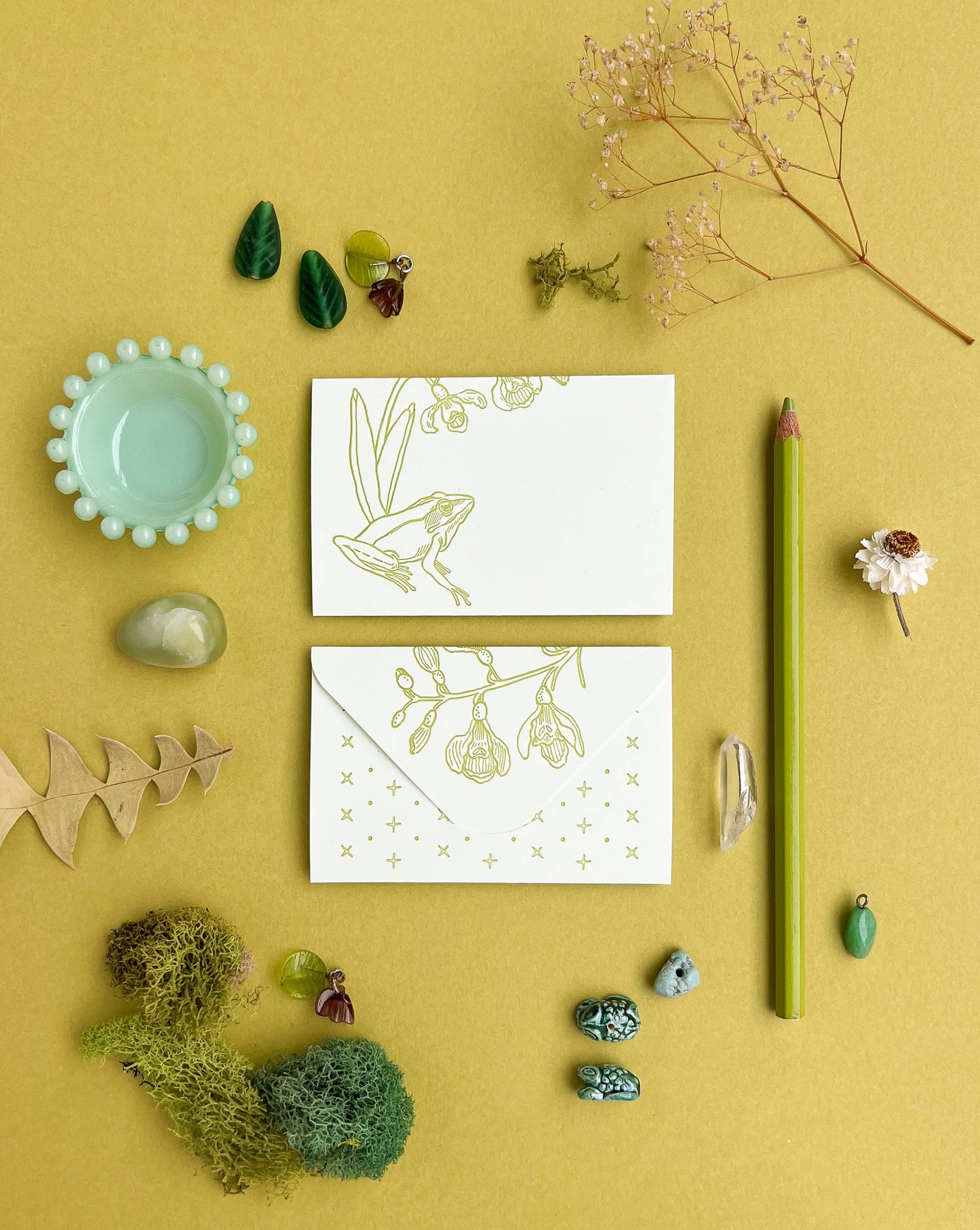 Frog and flowers green mini card