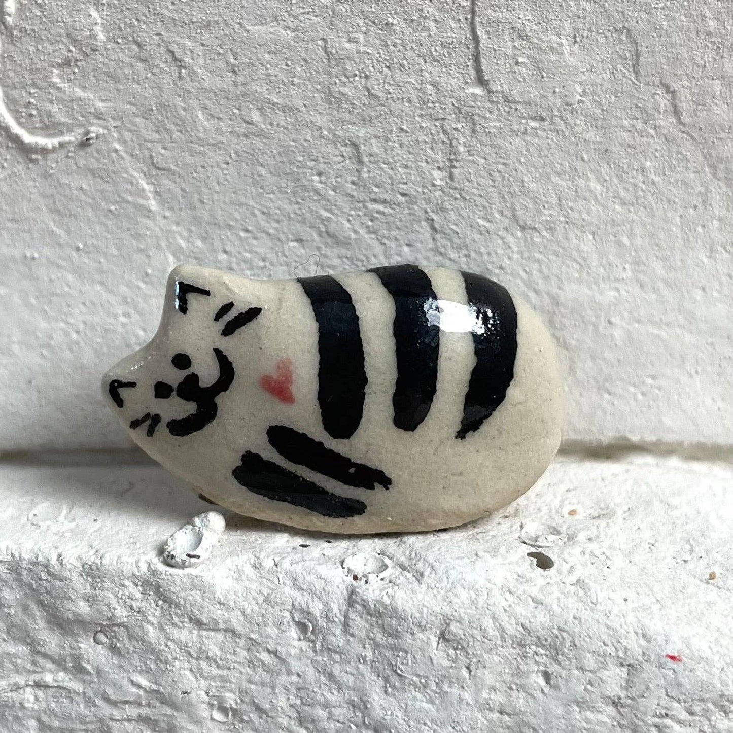 Tiny Hand-Sculpted Ceramic Cats with Heart – Assorted Designs
