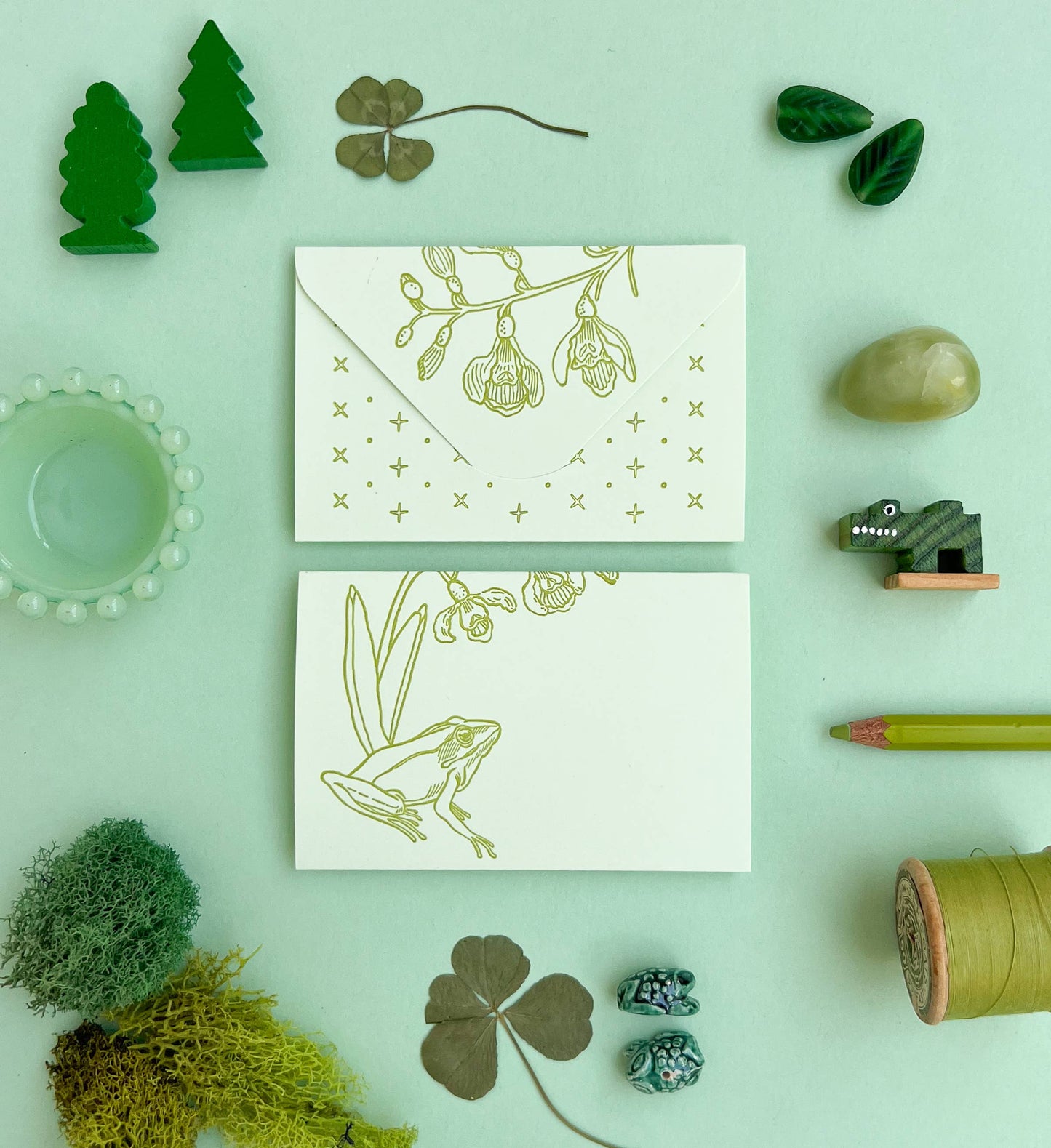 Frog and flowers green mini card